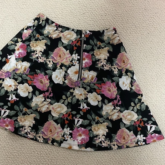 FOREVER21 | Floral Print A-Line Short Skirt - Picture 4 of 5